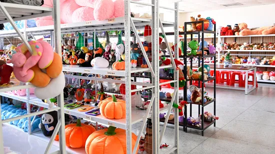 Sac à bandoulière noir simple avec présentoir à épingles personnalisé